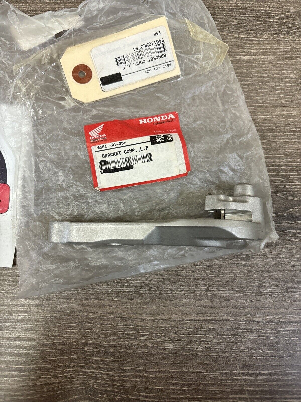 NOS Honda CR125R CR250R CR500R LEFT FRONT BRACKET 45110-KZ3-026 H120