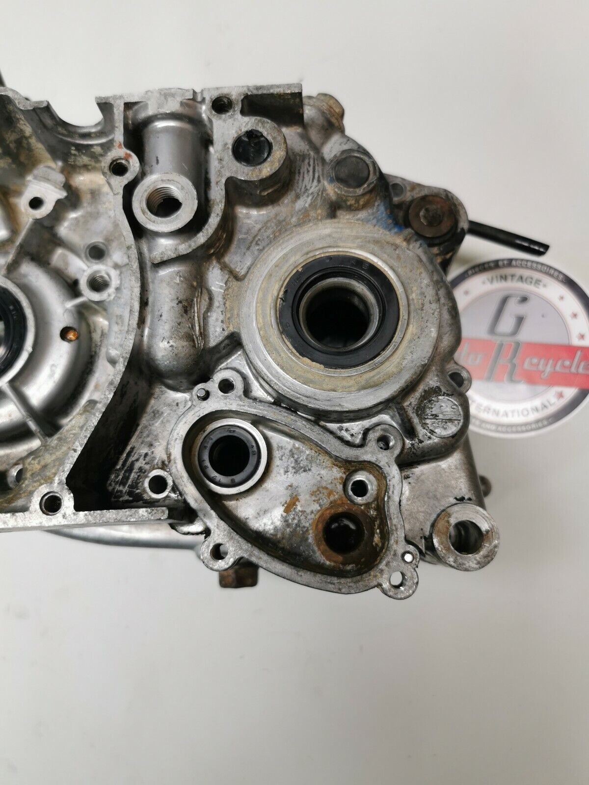 Yamaha DT100 1976 crankcase crank case left right 437-15111-03-00