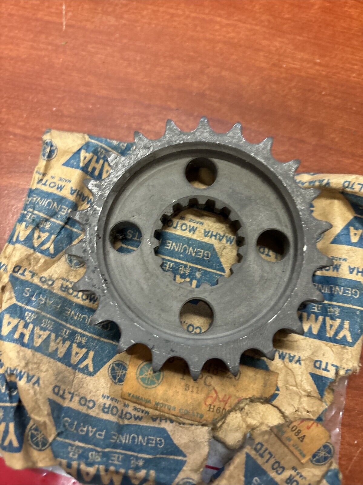 NOS Yamaha 1976 GP300 GP440 GS340 CHAIN DRIVEN SPROCKET 22T 835-47548-20-00 Y184