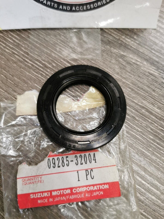 NOS SUZUKI GSXR1000 VZ1500 GSX1300R  OIL SEAL 09285-32004  S11