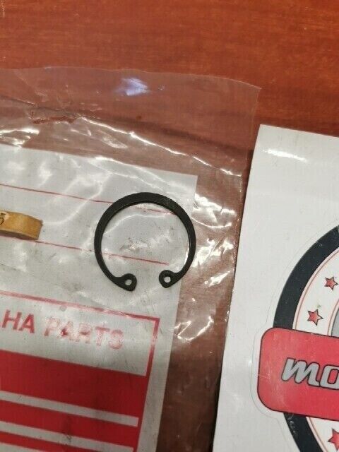 NOS Yamaha 1974 RD250 RD350 CIRCLIP 93420-28025-00 Y136