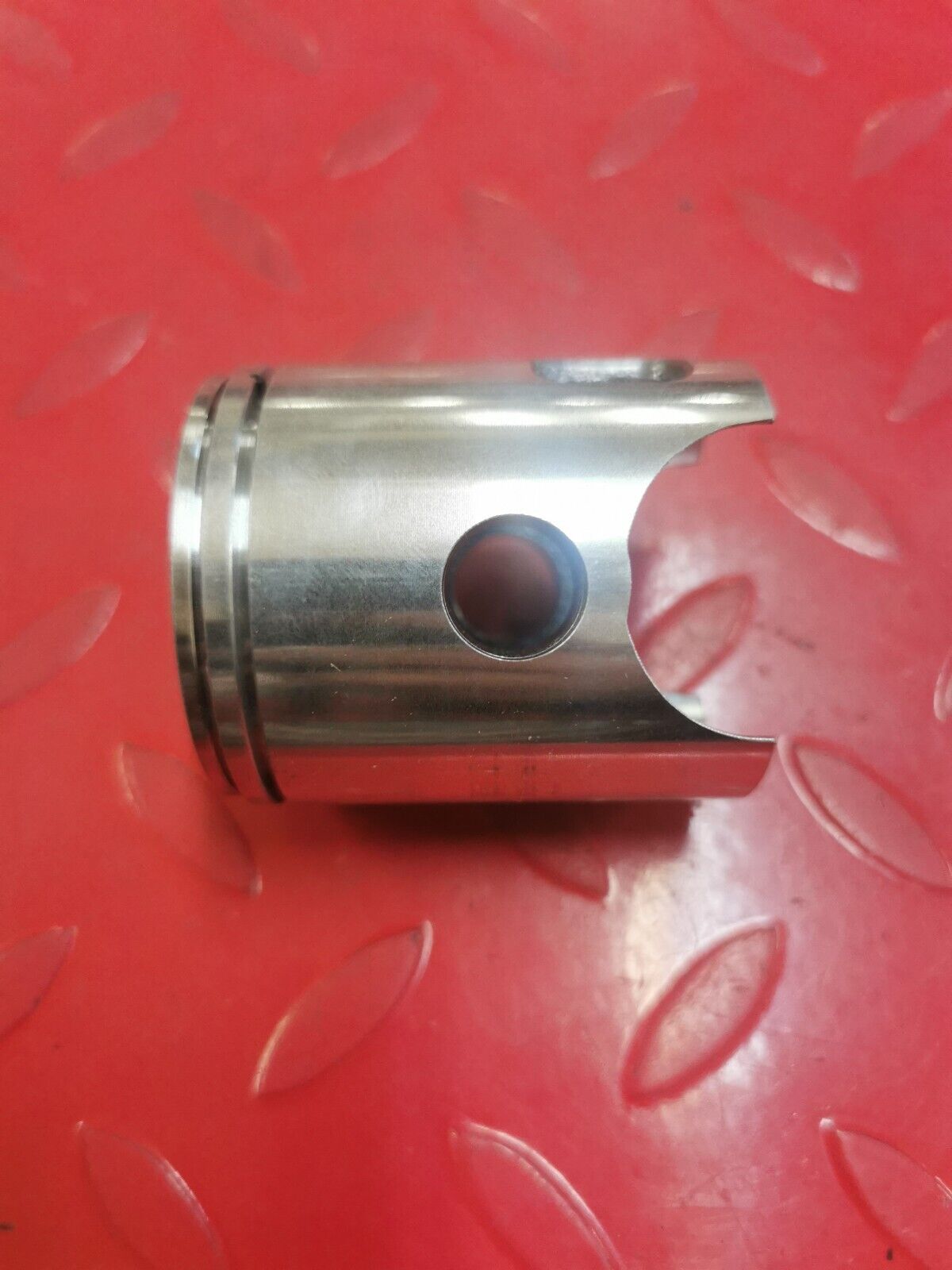 NOS Yamaha DT100A DT100B PISTON  STD 437-11631-01-97  Y34