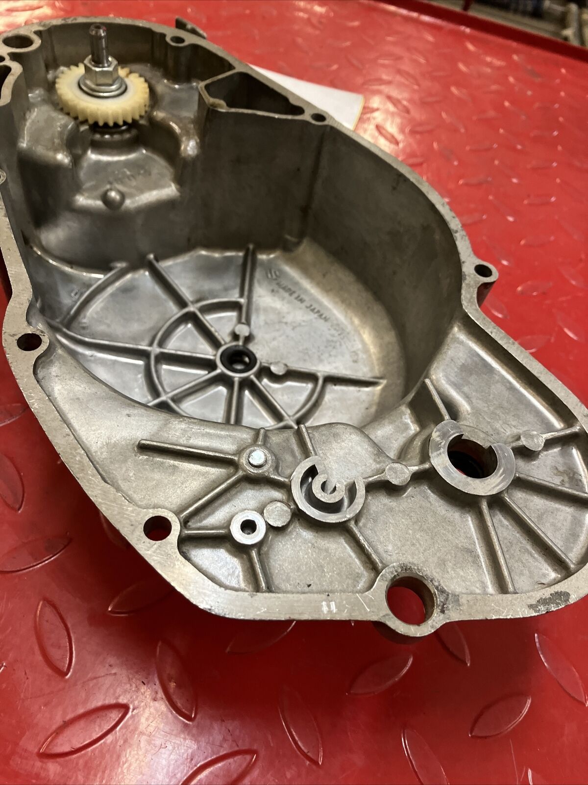 Suzuki GT380 right crankcase clutch cover U2