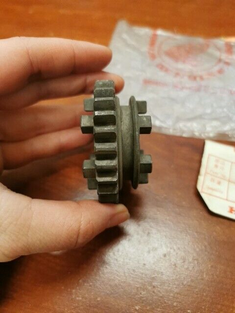 NOS Honda CA72 CA77 GEAR 3RD MAINSHAFT 27T 23451-250-020 H75