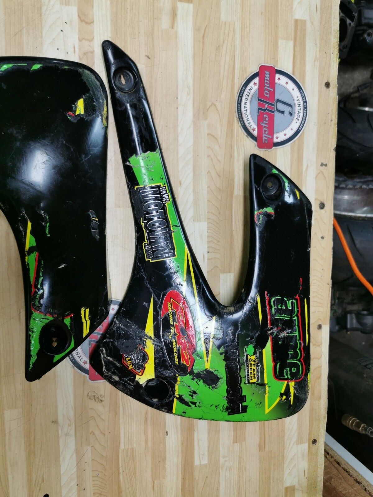 Kawasaki KX85 2004 fuel tank radiator shroud left right KX100 49089-1139-6W 3 G
