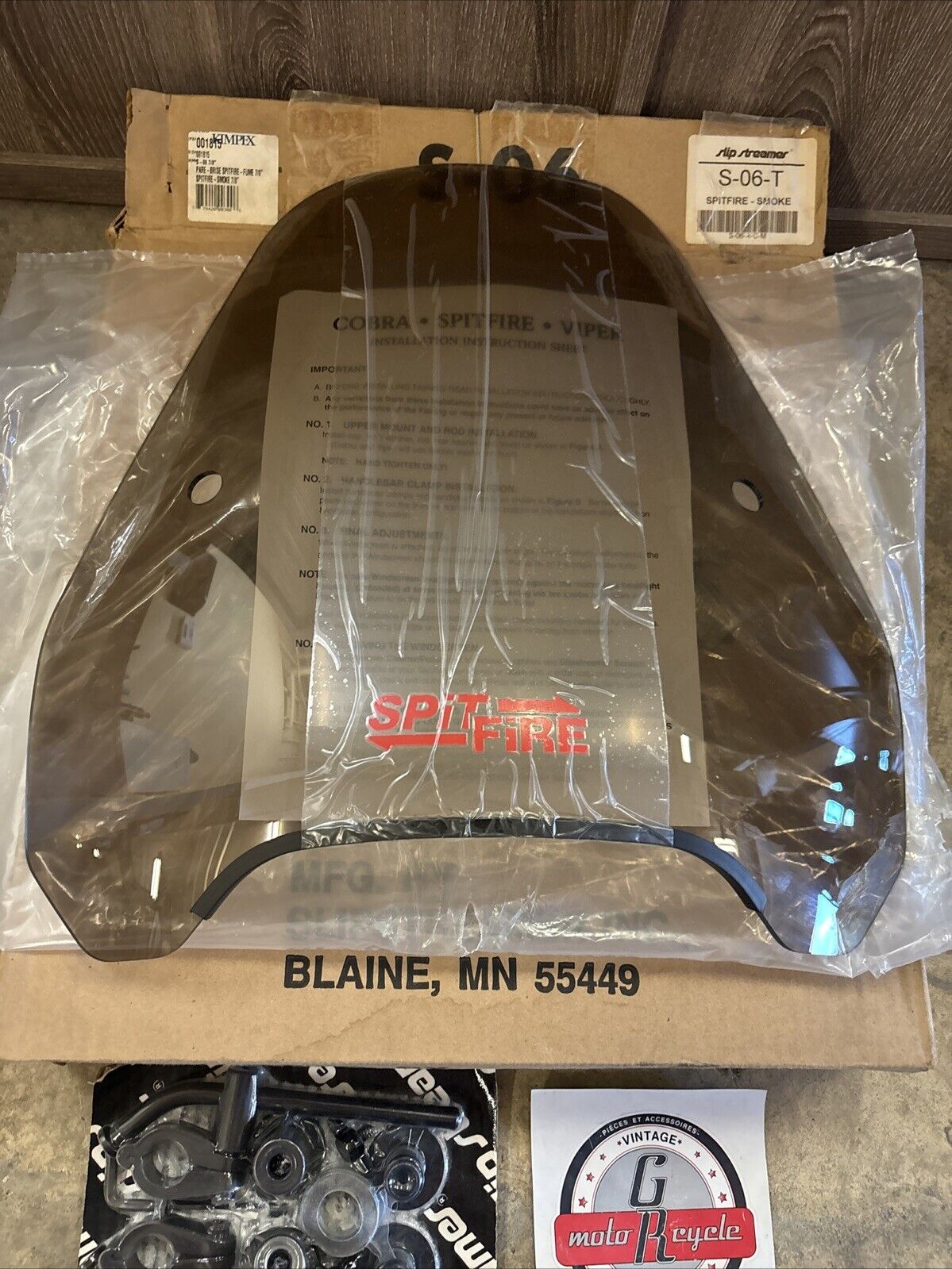 NOS SLIPSTREAMER SPITFIRE SPORT WINDSHIELD SMOKE BLACK HARDWARE S-06-T