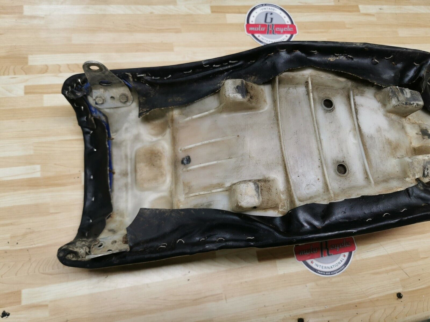 Honda CR125R 1984 seat saddle pan 2