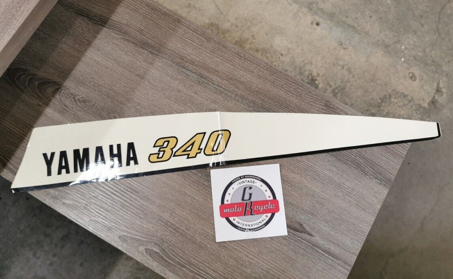 NOS YAMAHA 340 ORNAMENT 8E3-77114-00 Y49