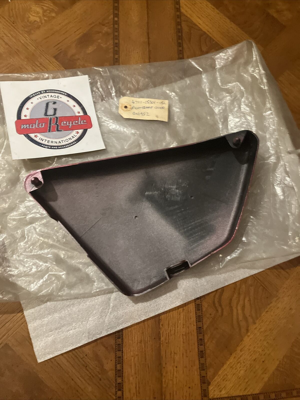 NOS Suzuki GN125 1982 1983 RIGHT SIDE COVER PANEL 47111-05301-05L S34