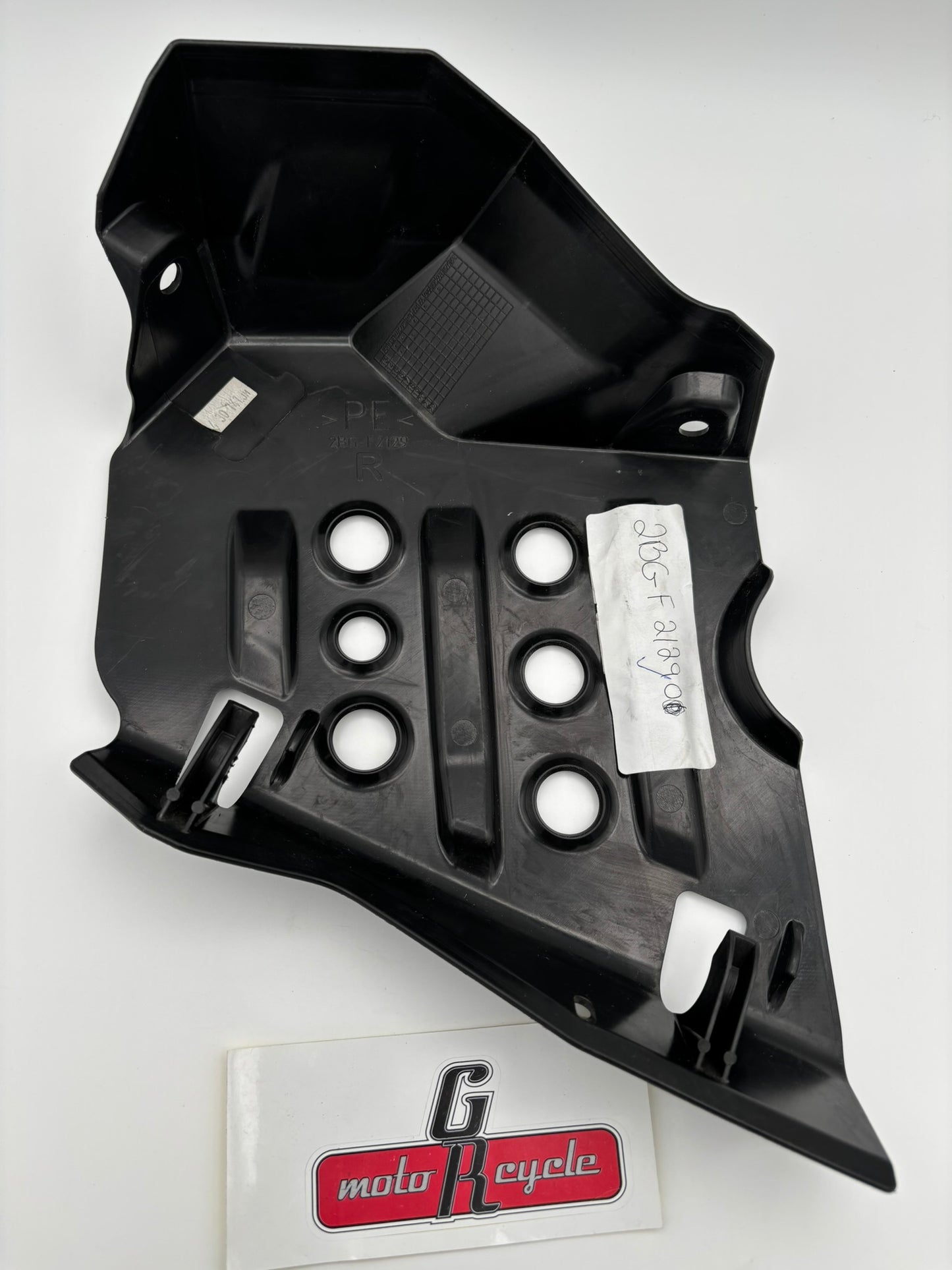 YAMAHA THRUST COVER 2 2BG-F2129-01-00 Y241