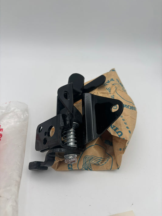 HONDA 1971 CB500K0 SEAT CATCH 77230-323-010 H201