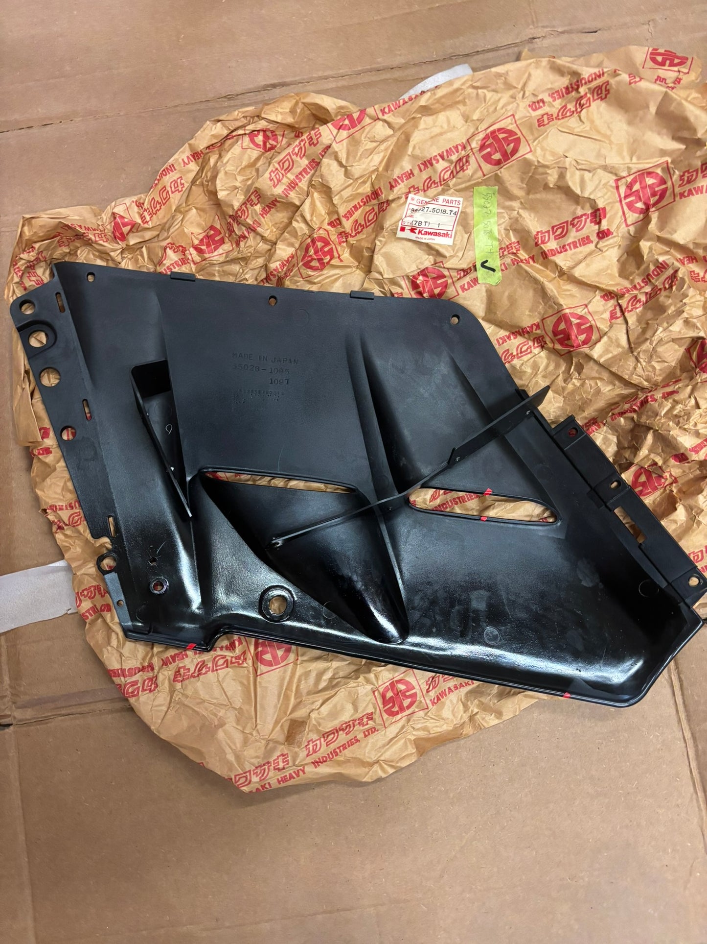 KAWASAKI LEFT SIDE COWLING ASSY EBONY / PEARL COSMIC GRAY 55027-5018-T4 KBOX