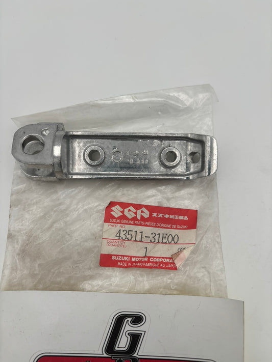 SUZUKI FRONT FOOTREST RH BAR 43511-31E00 S77