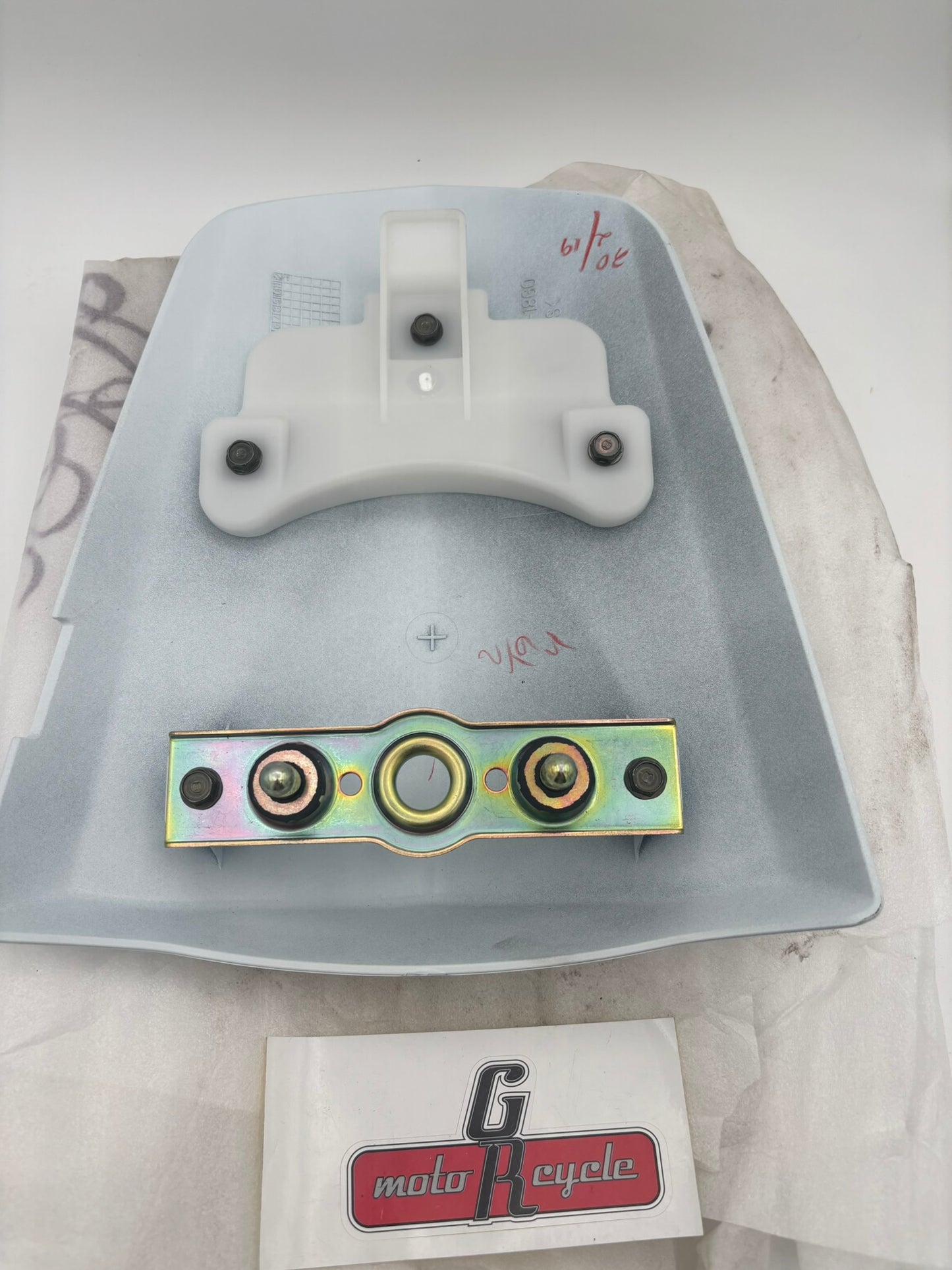 SUZUKI SEAT TAIL BOX ASSY (WHITE) 45500-18G00-YBD S80