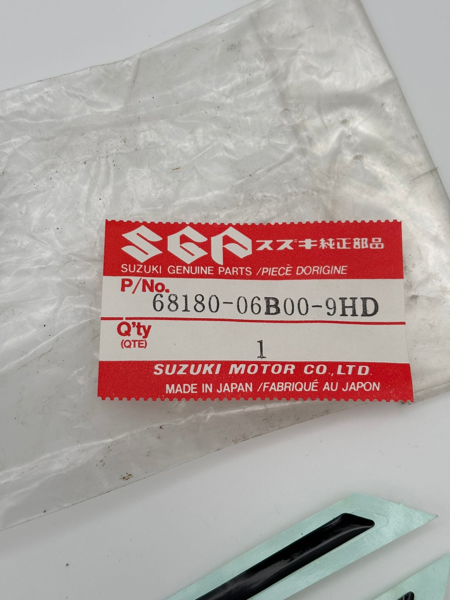 SUZUKI COWLING UPPER TAPE SET 68180-06B00-9HD S84