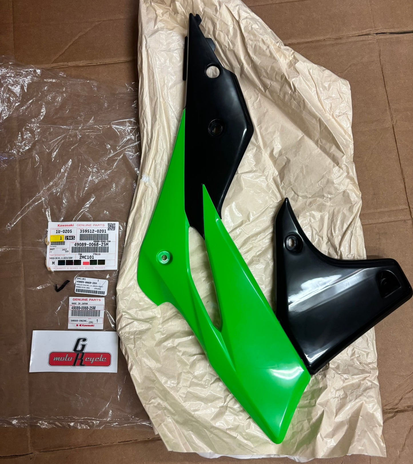 KAWASAKI LEFT RADIATOR SHROUD GREEN/EBONY 49089-0068-25M KBOX
