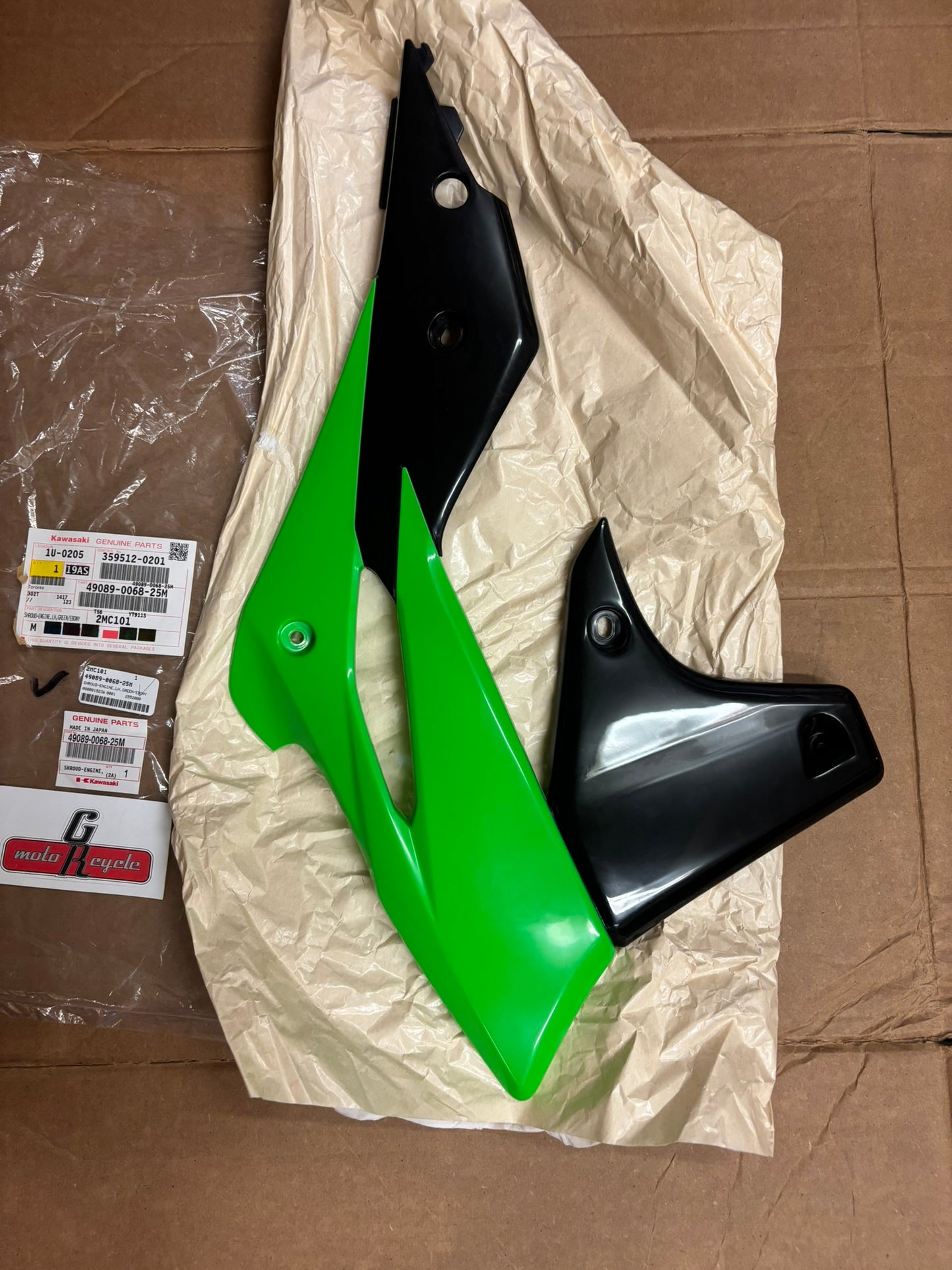 KAWASAKI LEFT RADIATOR SHROUD GREEN/EBONY 49089-0068-25M KBOX