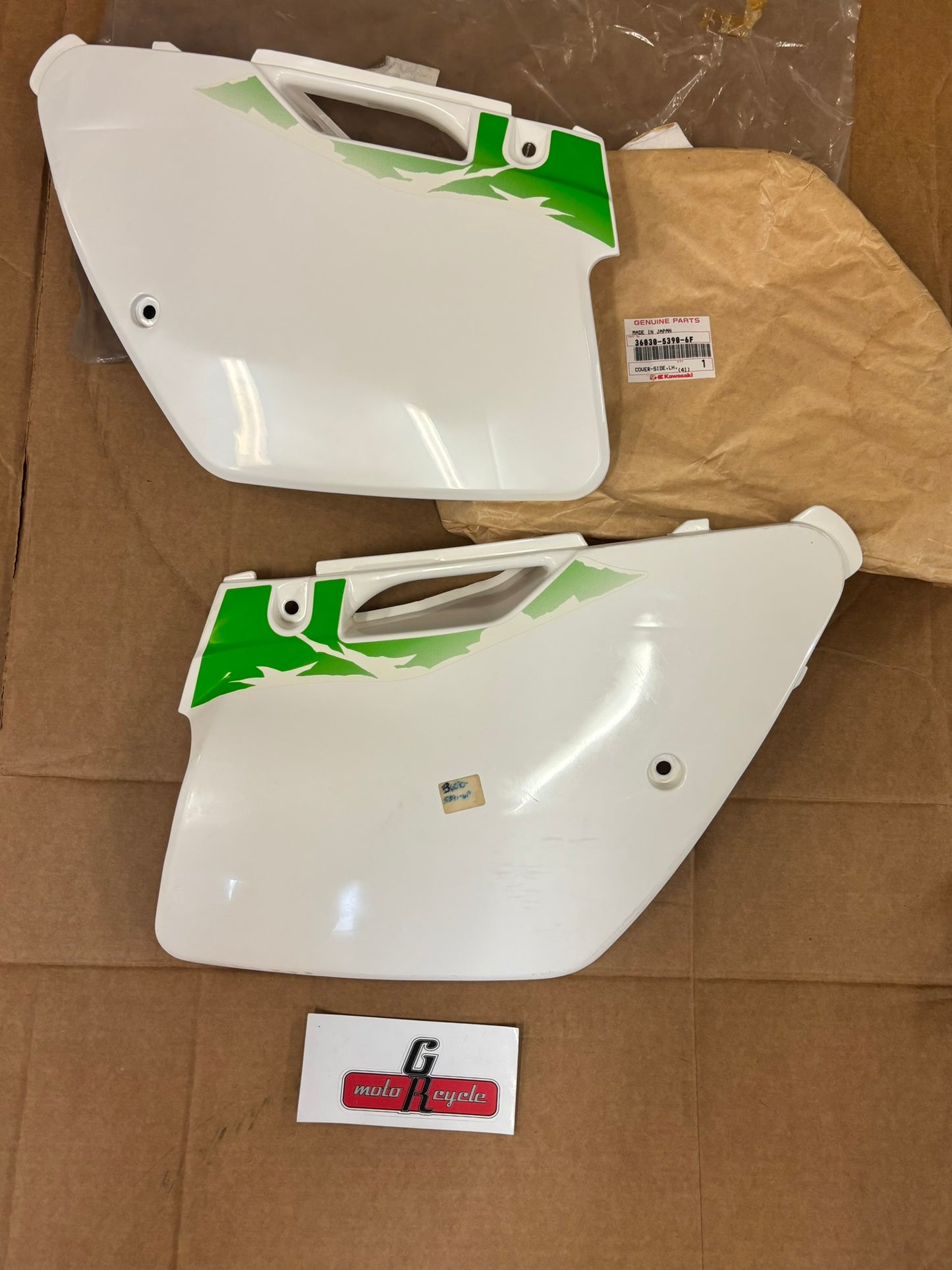 KAWASAKI LEFT & RIGHT SIDE COVER P.WHITE KIT (RIGHT SIDE IMPERFECT) 36030-5391-6F 36030-5390-6F-KT K42