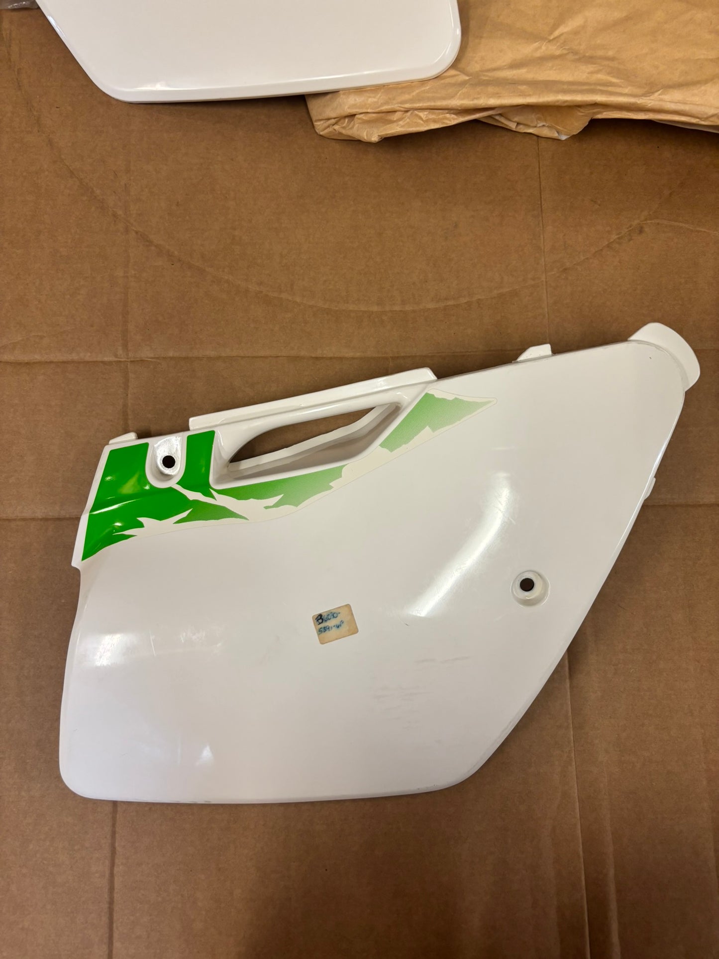 KAWASAKI LEFT & RIGHT SIDE COVER P.WHITE KIT (RIGHT SIDE IMPERFECT) 36030-5391-6F 36030-5390-6F-KT K42