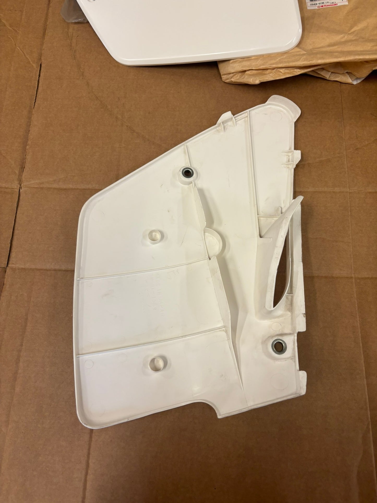 KAWASAKI LEFT & RIGHT SIDE COVER P.WHITE KIT (RIGHT SIDE IMPERFECT) 36030-5391-6F 36030-5390-6F-KT K42