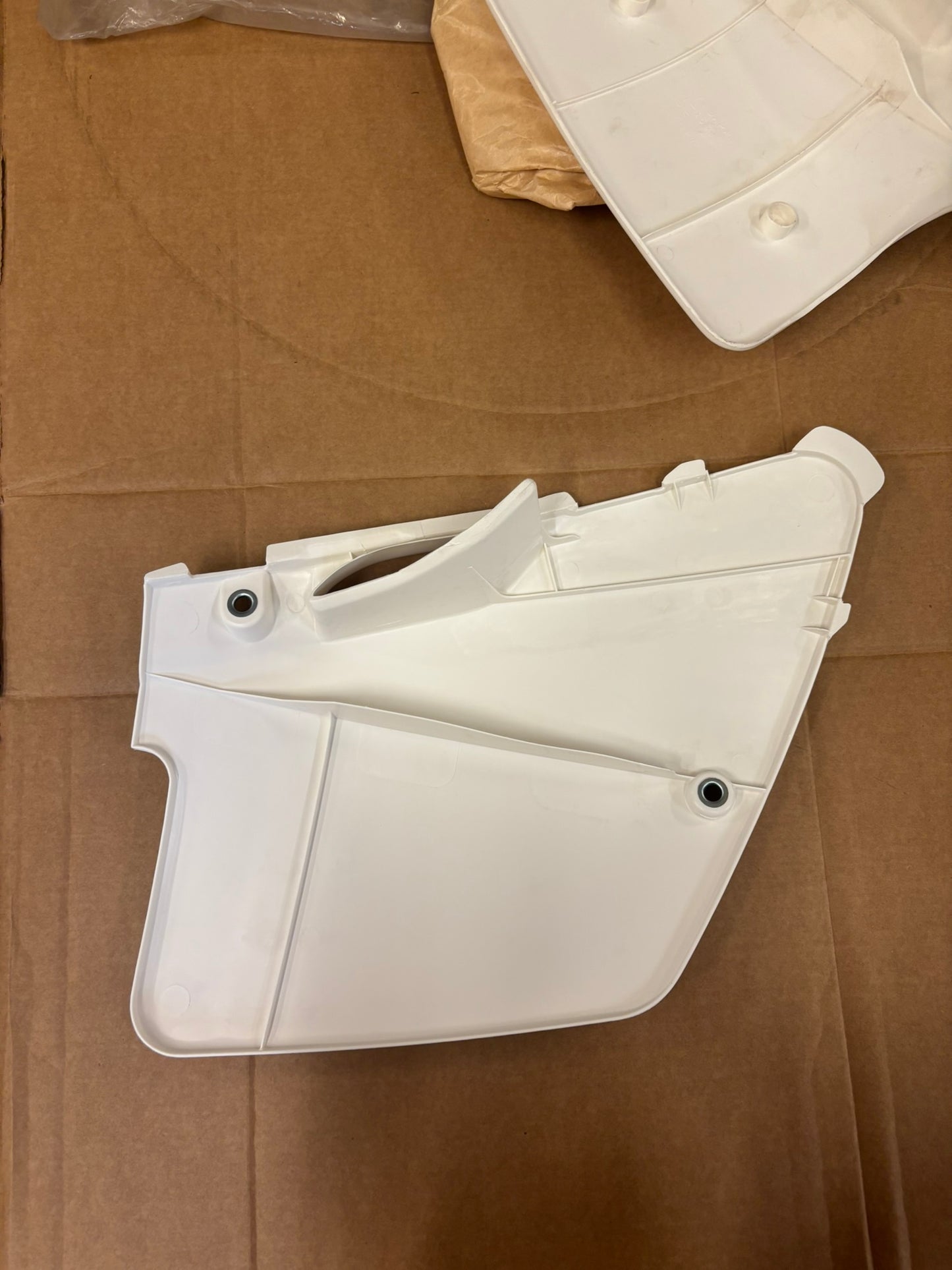 KAWASAKI LEFT & RIGHT SIDE COVER P.WHITE KIT (RIGHT SIDE IMPERFECT) 36030-5391-6F 36030-5390-6F-KT K42