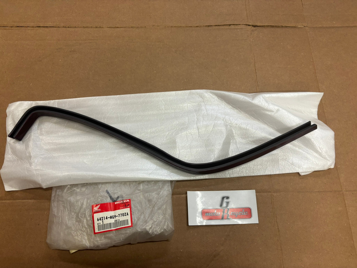 HONDA LEFT COWL TRIM MOLDING *R-114C-U* 64214-MG9-770ZA H222