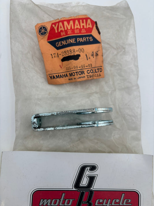 YAMAHA REAR WHEEL CHAIN PULLER 1 174-25388-00-00 Y1