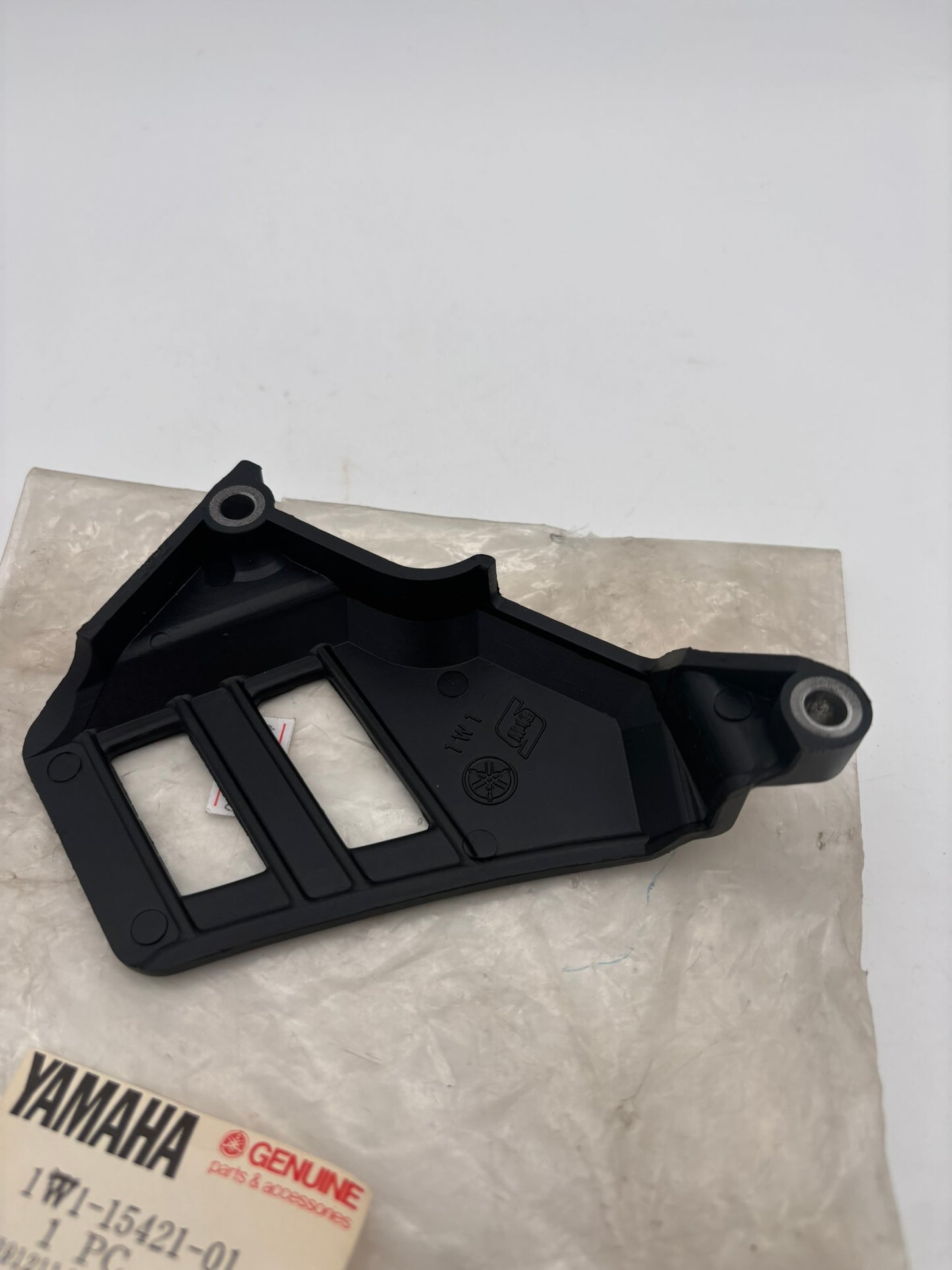 YAMAHA CRANKCASE SPROCKET COVER 2 1W1-15421-01-00 Y12