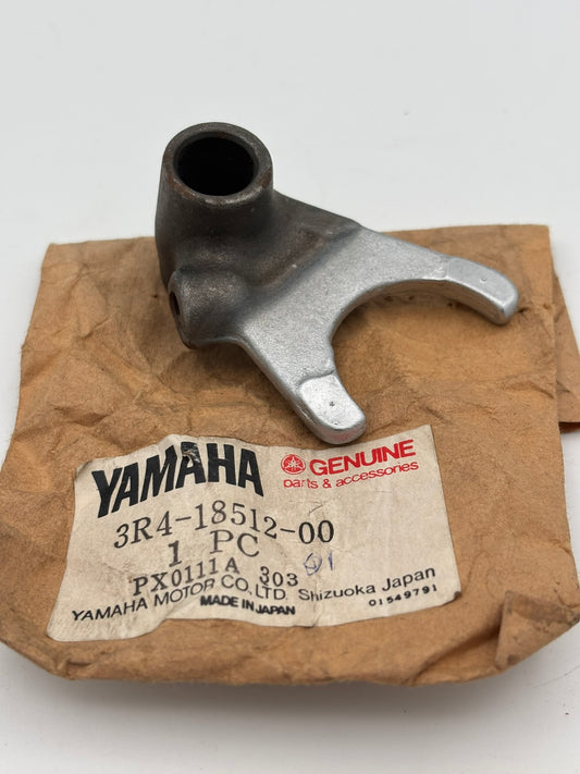 YAMAHA SHIFT FORK 2. (SUB 3R4-18512-01-00 ) 3R4-18512-00-00 Y20