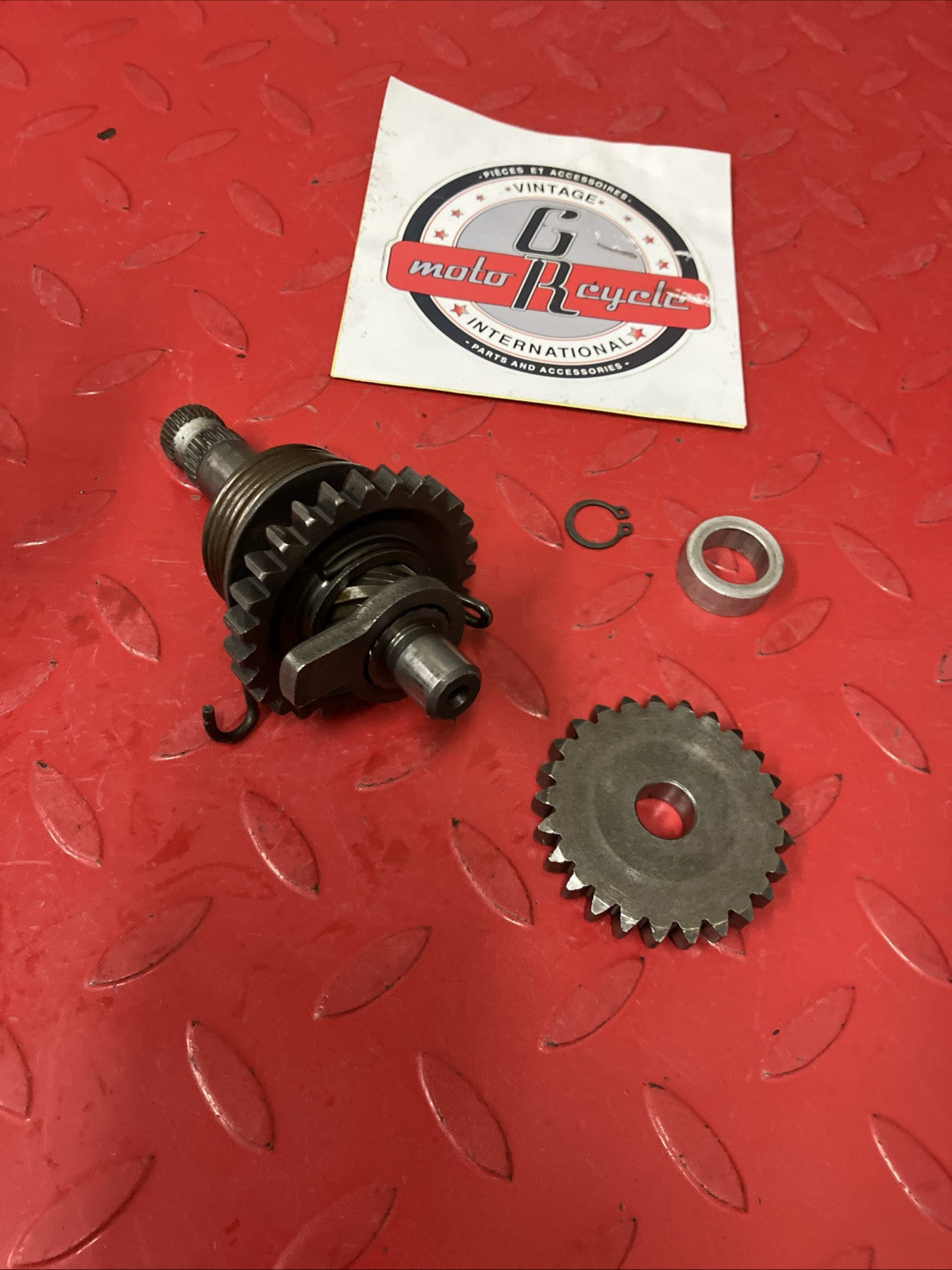 Yamaha DT175 1974 Kickstarter kick starter shaft spindle idle gear