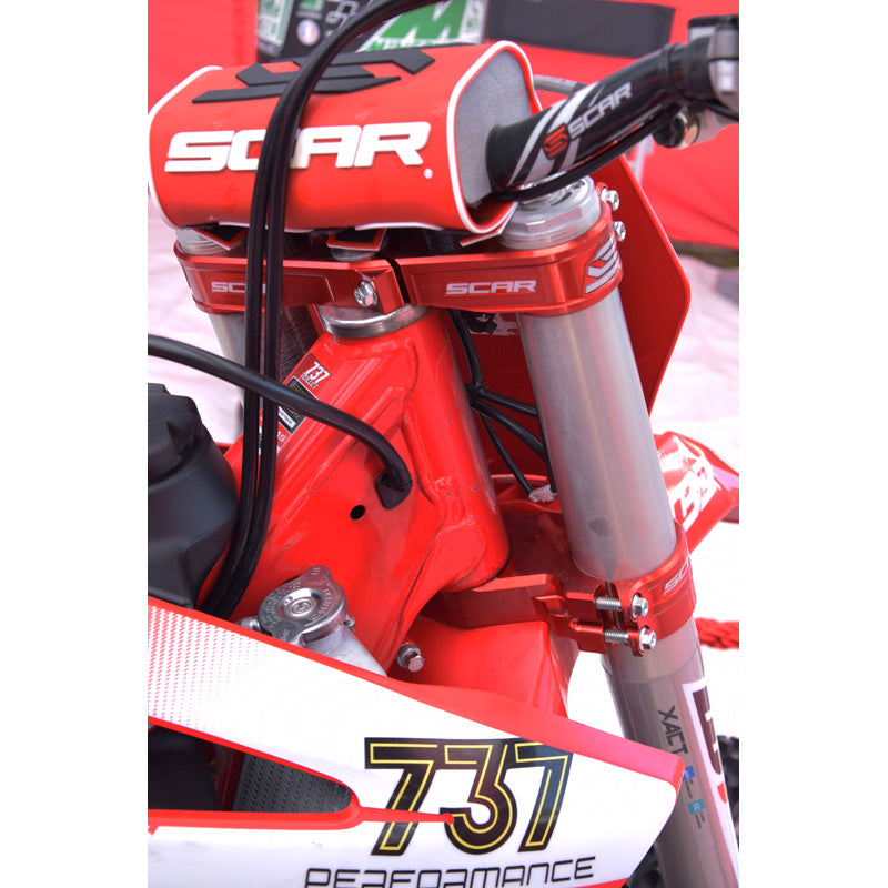 SCAR TRIPE CLAMPS KTM/HUSQ/GG 22MM OFFSET RED S5417RD