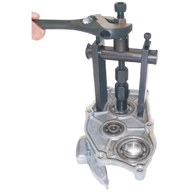 ITL BRIDGE TYPE BLIND HOLE BEARING PULLER SET. 230F1