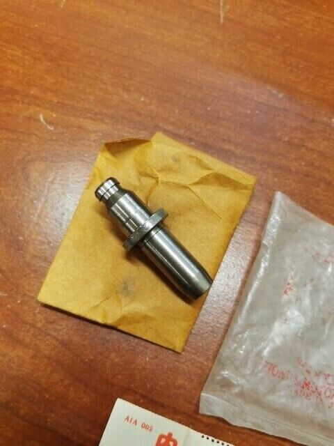NOS Honda CB650 EXHAUST VALVE GUIDE 12023-460-771 SUB. 12204-KW1-405 H90