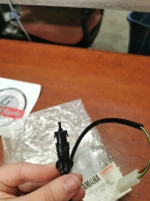NOS Yamaha FRONT STOP SWITCH 1M1-83980-30-00 SUB 1M1-83980-31-00 Y164