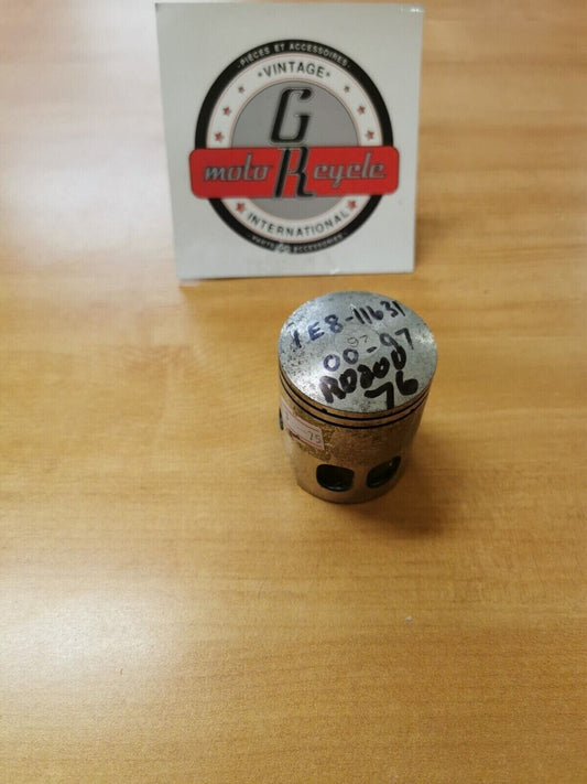NOS YAMAHA RD200 1976 PISTON STD  1E8-11631-00-97 Y45