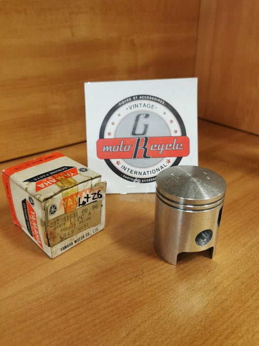 NOS YAMAHA  YCS1  1968  1967  PISTON  STD  237-11631-00  Y47