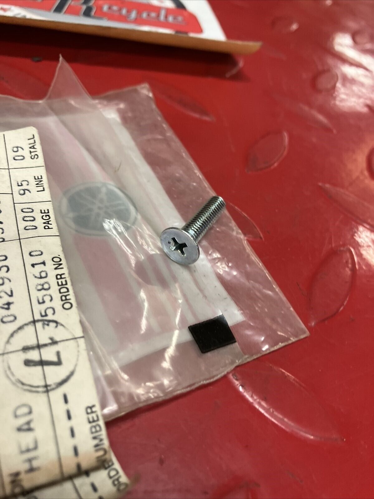 NOS YAMAHA SCREW FLAT HEAD 98701-05020-00 SUB BY 98707-05020-00 Y67