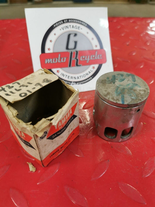 NOS YAMAHA MX100 1974  1975  PISTON STD   427-11631-01-98 Y50