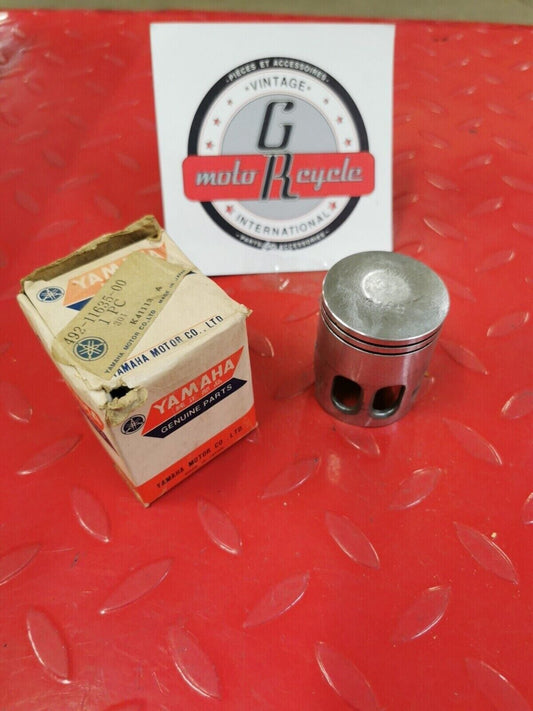 NOS YAMAHA  YZ80  1974 - 1976   PISTON  .25  492-11635-00 Y50