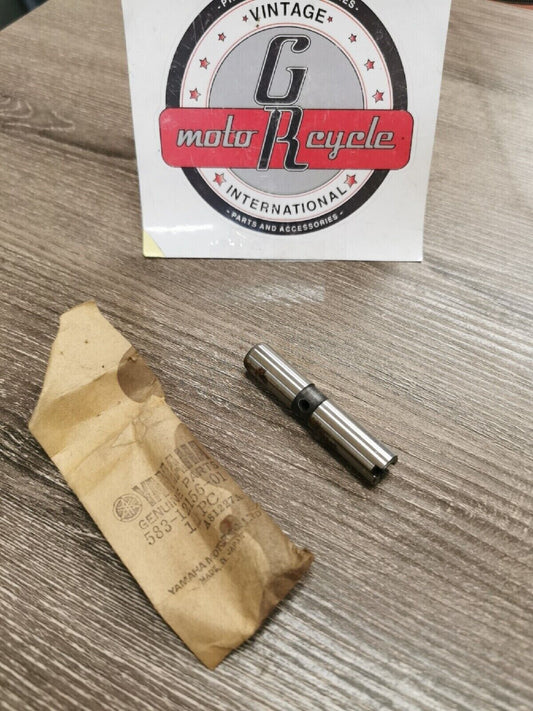 NOS YAMAHA SHAFT ROCKER  583-12156-01   Y56