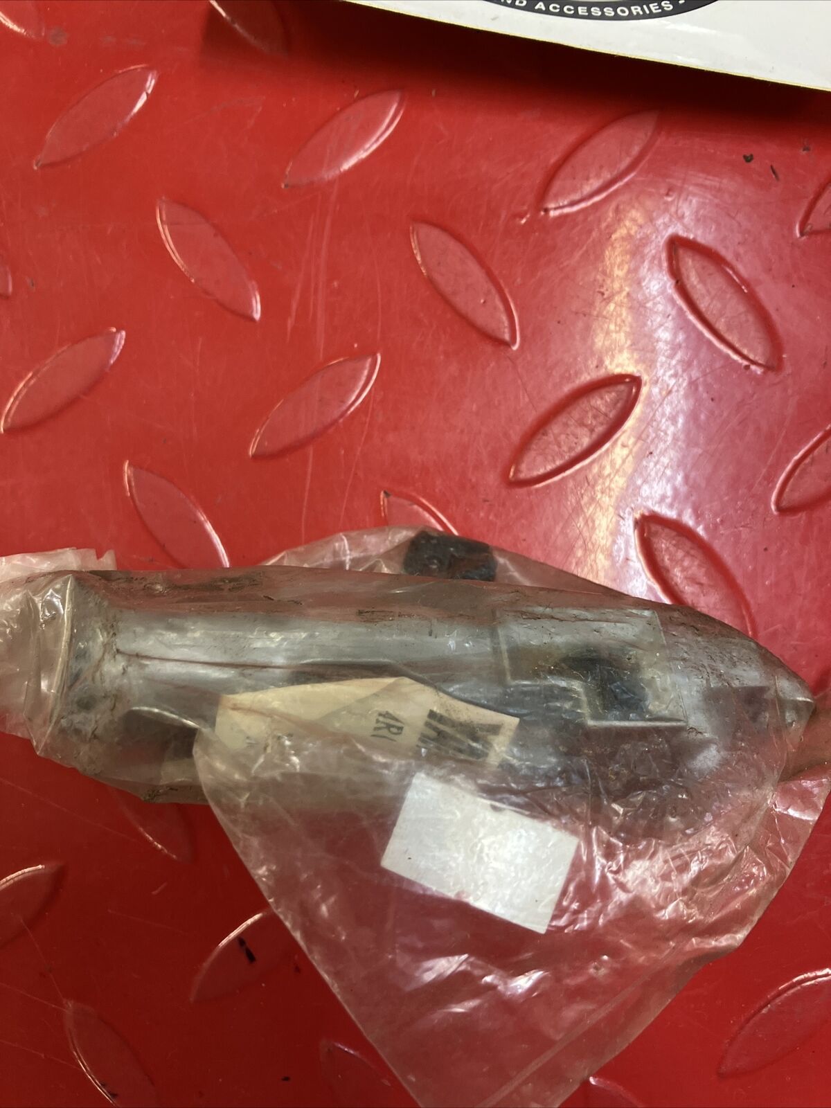 NOS Yamaha XS1100 SIDE CVR LOCK ASSEMBLY  4R0-21708-00-00 Y16