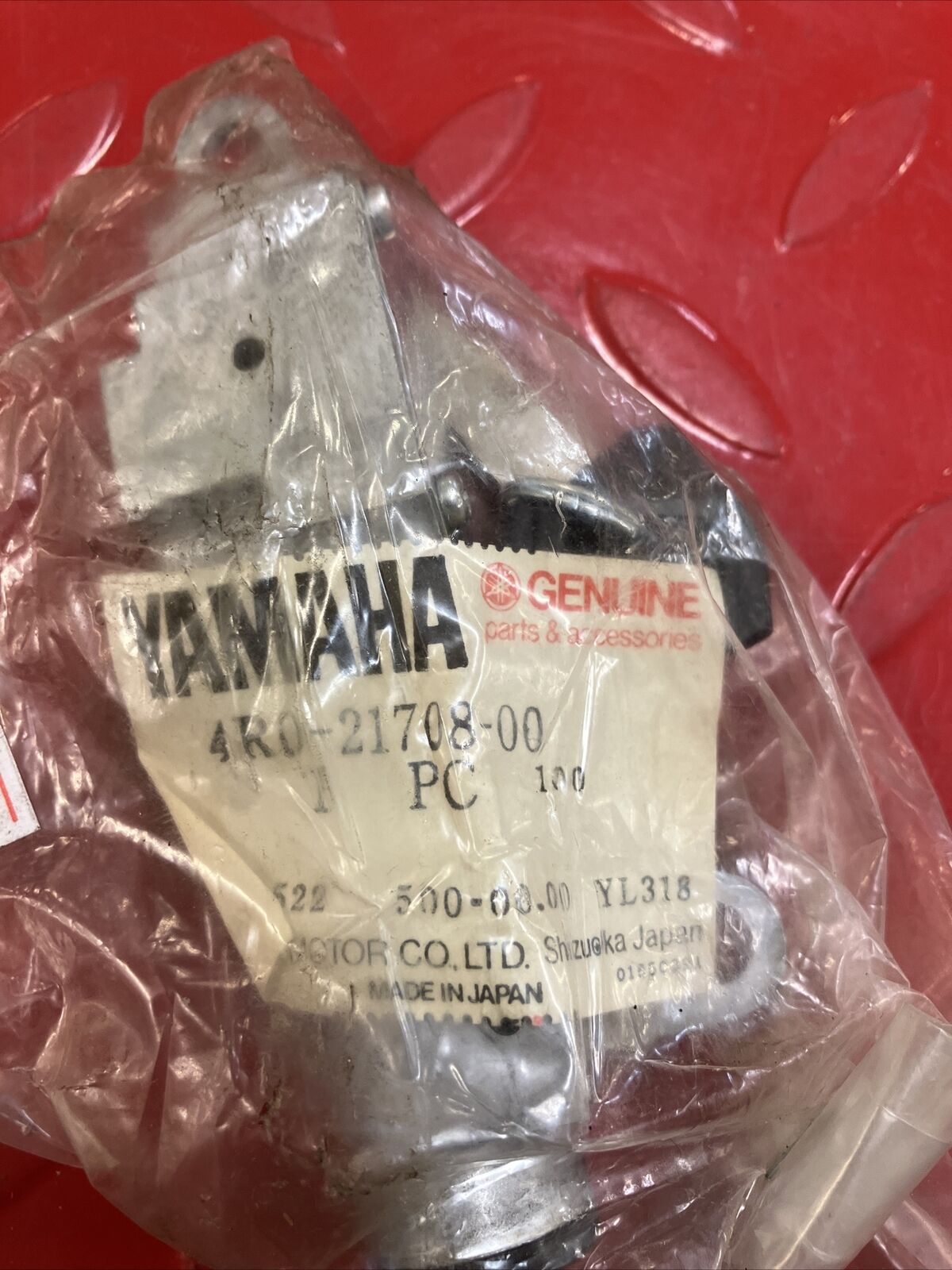 NOS Yamaha XS1100 SIDE CVR LOCK ASSEMBLY  4R0-21708-00-00 Y16