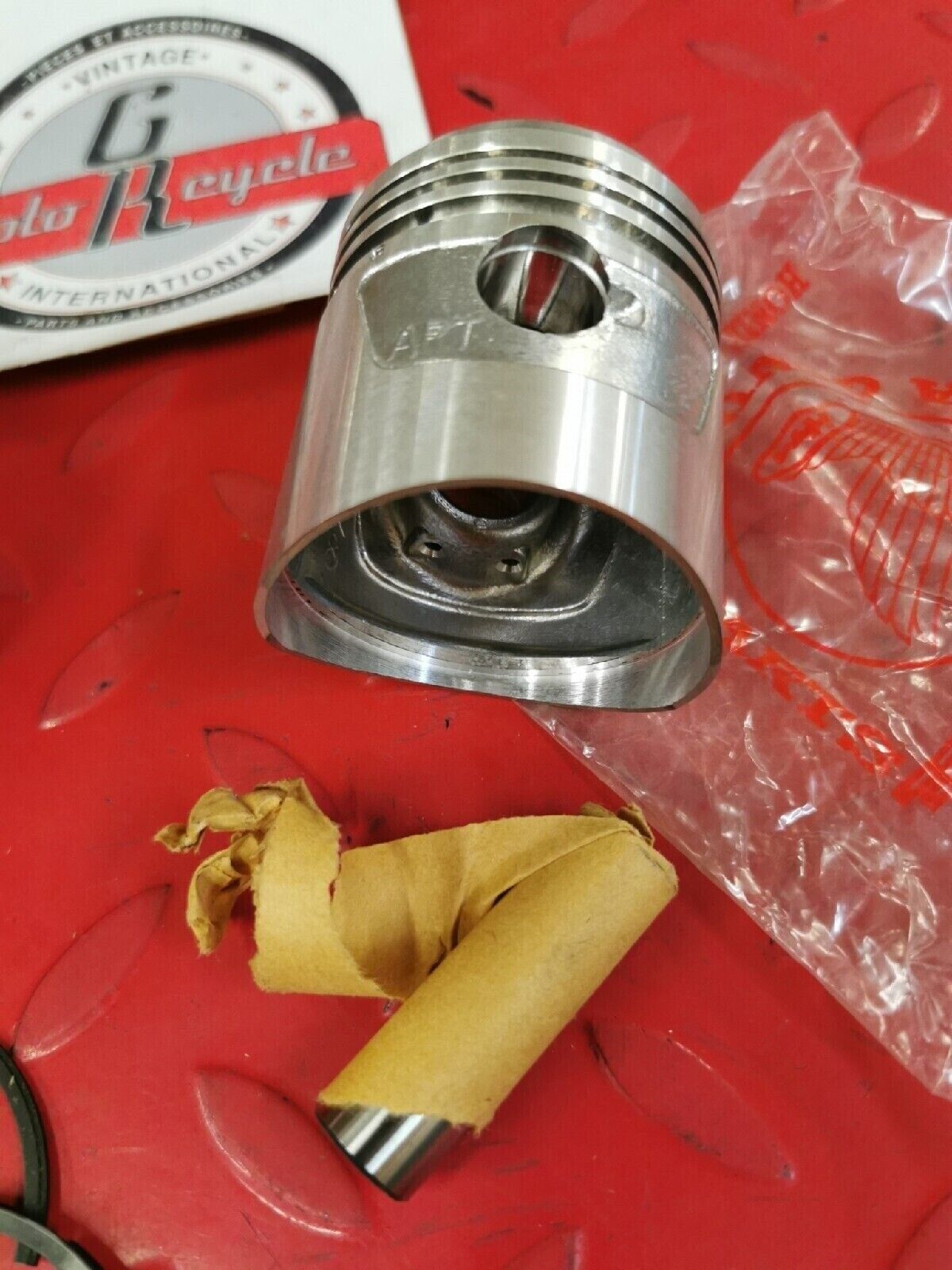 NOS HONDA CB72 CL72  PISTON OS 0.25 KIT  13102-268-030 H40
