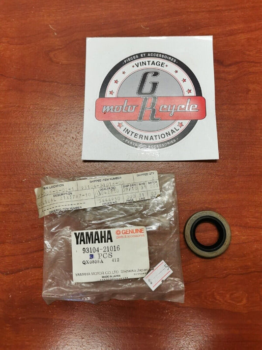 NOS Yamaha REAR WHEEL OIL SEAL 93104-21016-00 Y70