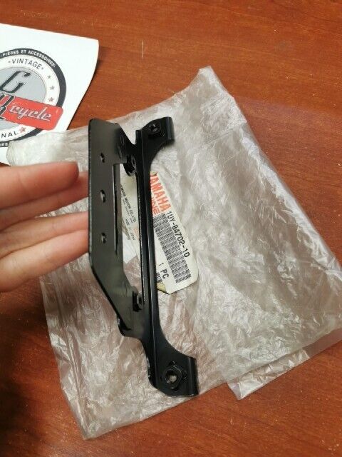 NOS Yamaha YFA1 YFM350 YFS200 YFZ350 TAILLIGHT BRACKET 1UY-84702-10-00 Y103
