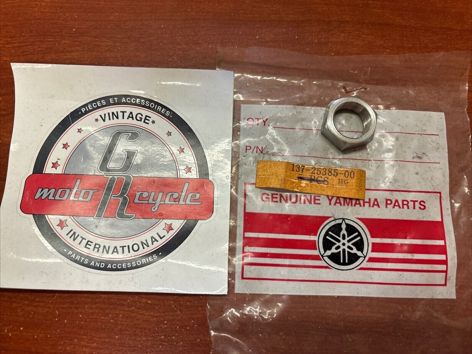 NOS Yamaha DT1 DT100 SPROCKET SHAFT NUT 137-25385-00-00 SUB 90170-20167-00 Y182