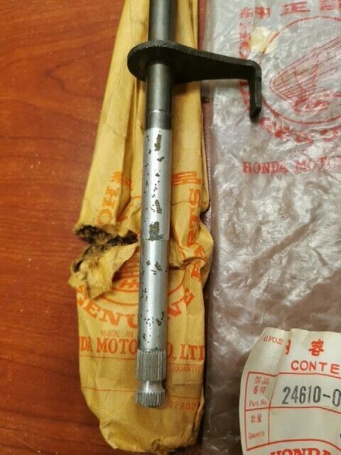 NOS Honda C100 C105 T CA100 CA105T GEARSHIFT SPINDLE 24610-001-080 H80