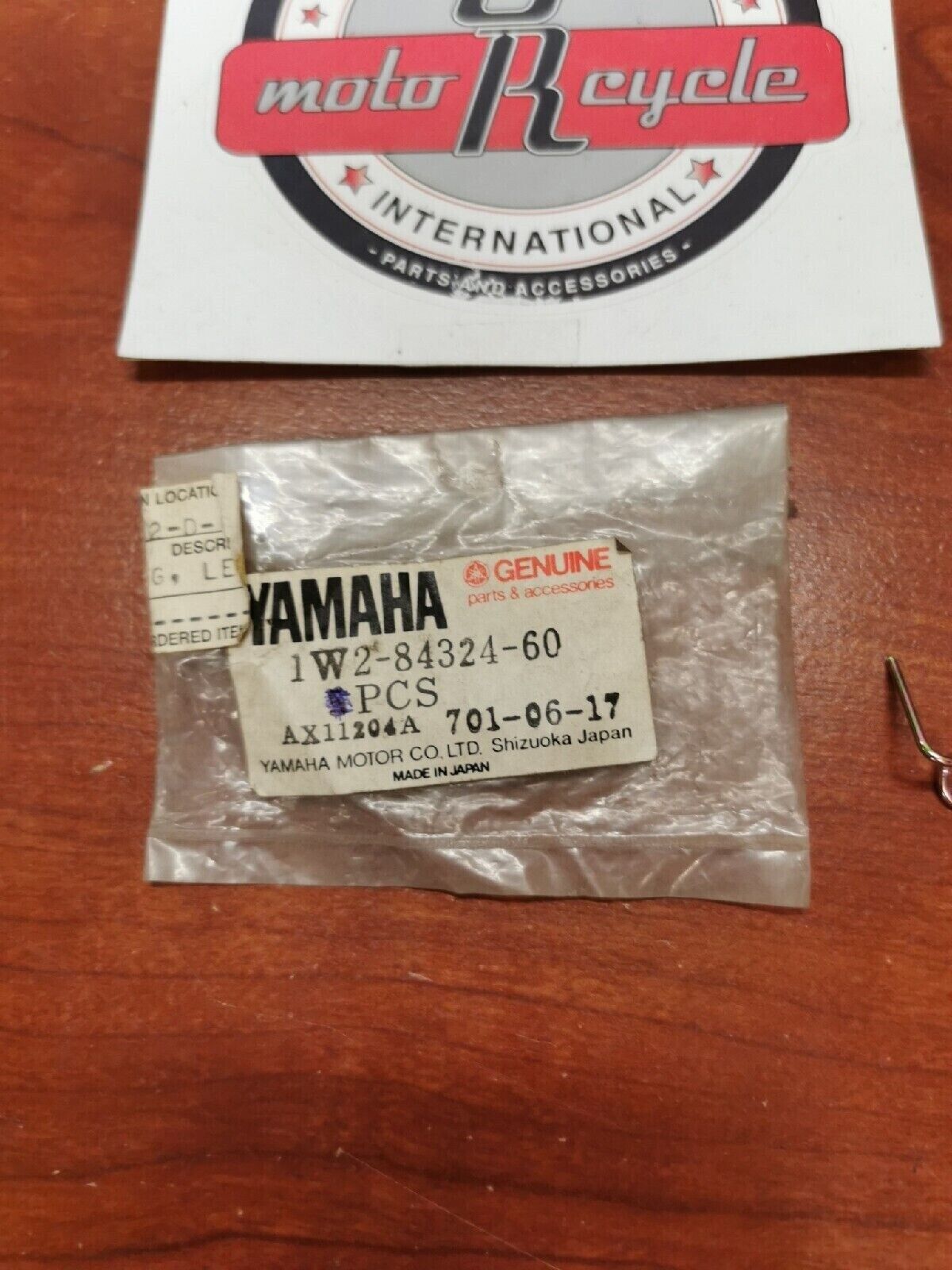 NOS Yamaha REFLECTOR SPRING 1W2-84324-60-00 Y70