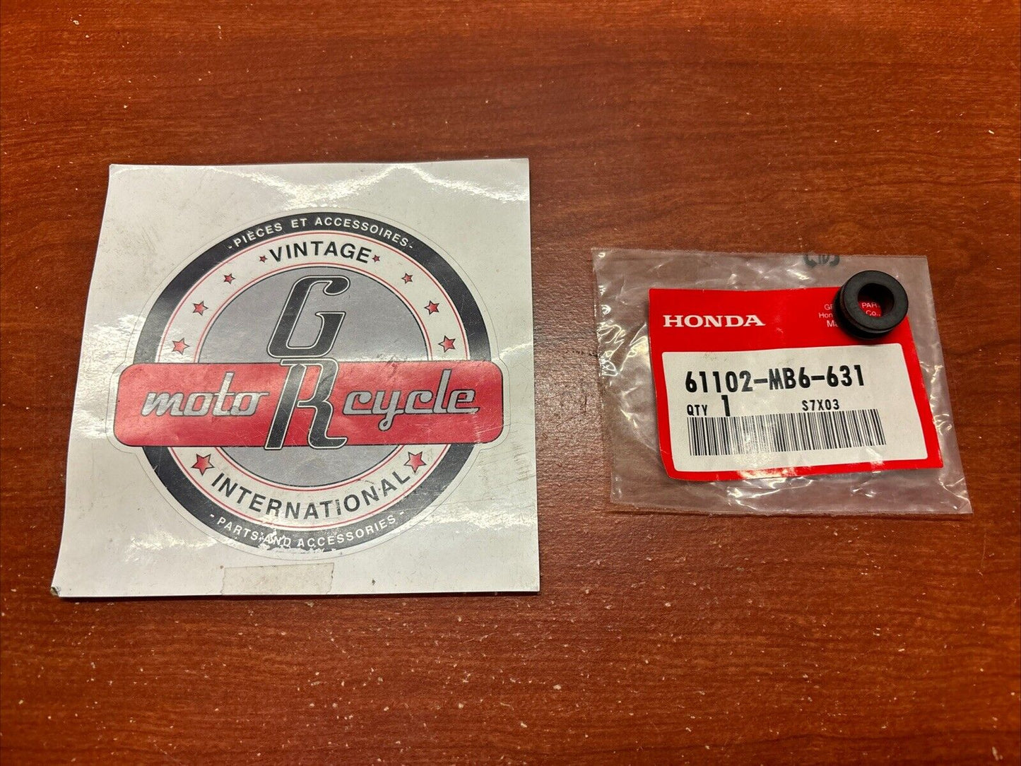 NOS Honda NSA700A VT750C XR230 FENDER MOUNTING RUBBER 61102-MB6-631 H172