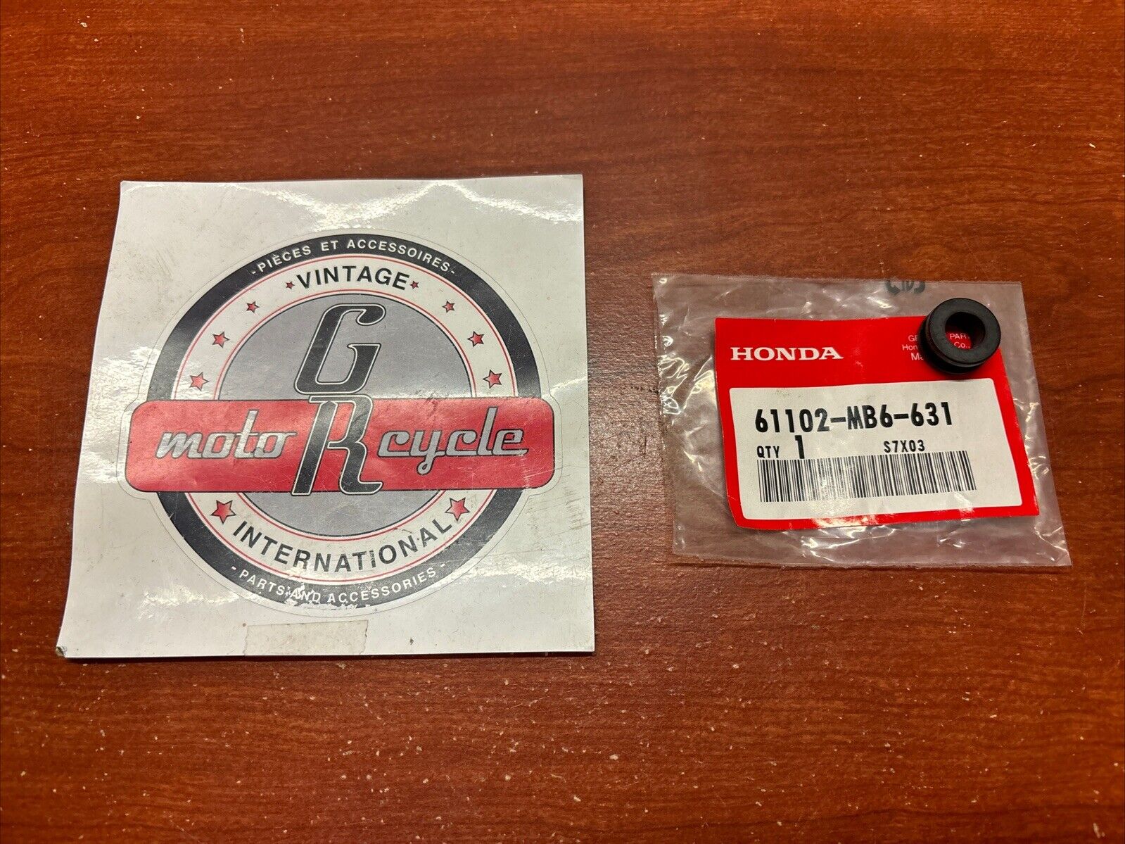 NOS Honda NSA700A VT750C XR230 FENDER MOUNTING RUBBER 61102-MB6-631 H172